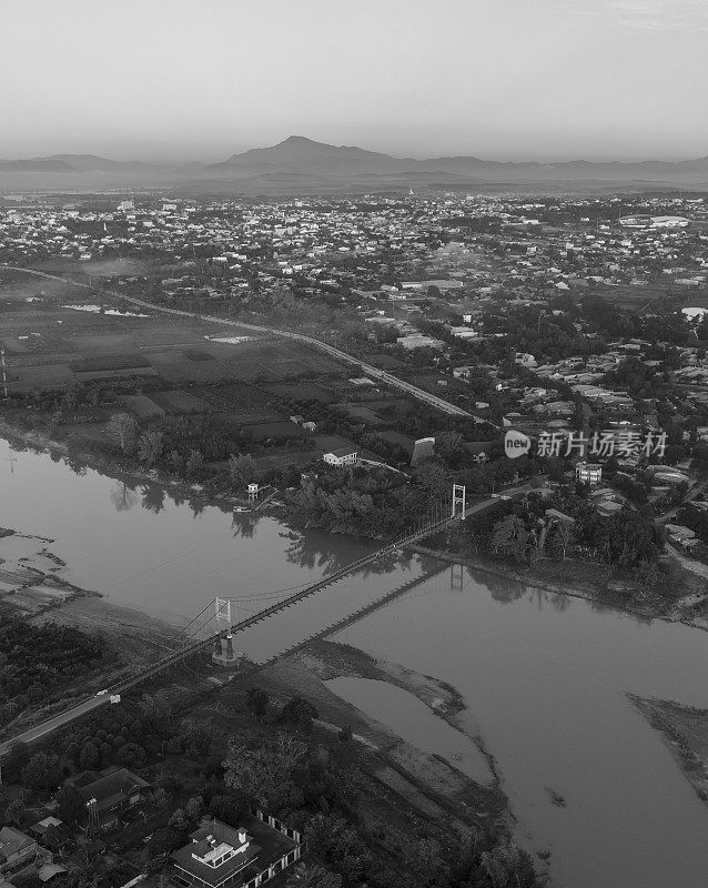 今土省，清晨，KonKlor吊桥横跨Dak Bla的两岸